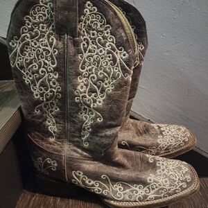 Women's cowboy boots size 9 1/2